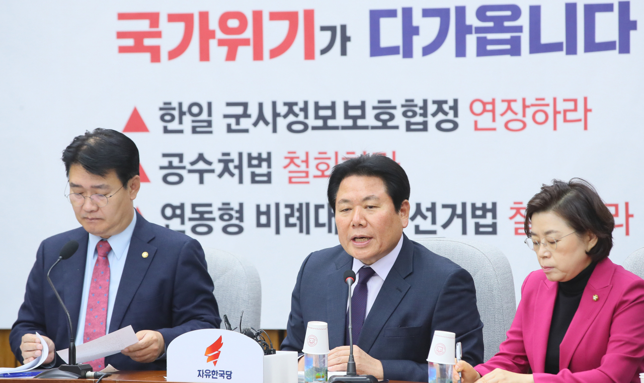 자유한국당 정양석 원내수석부대표(가운데)가 22일 국회에서 열린 원내대책회의에서 발언하고 있다. 연합뉴스