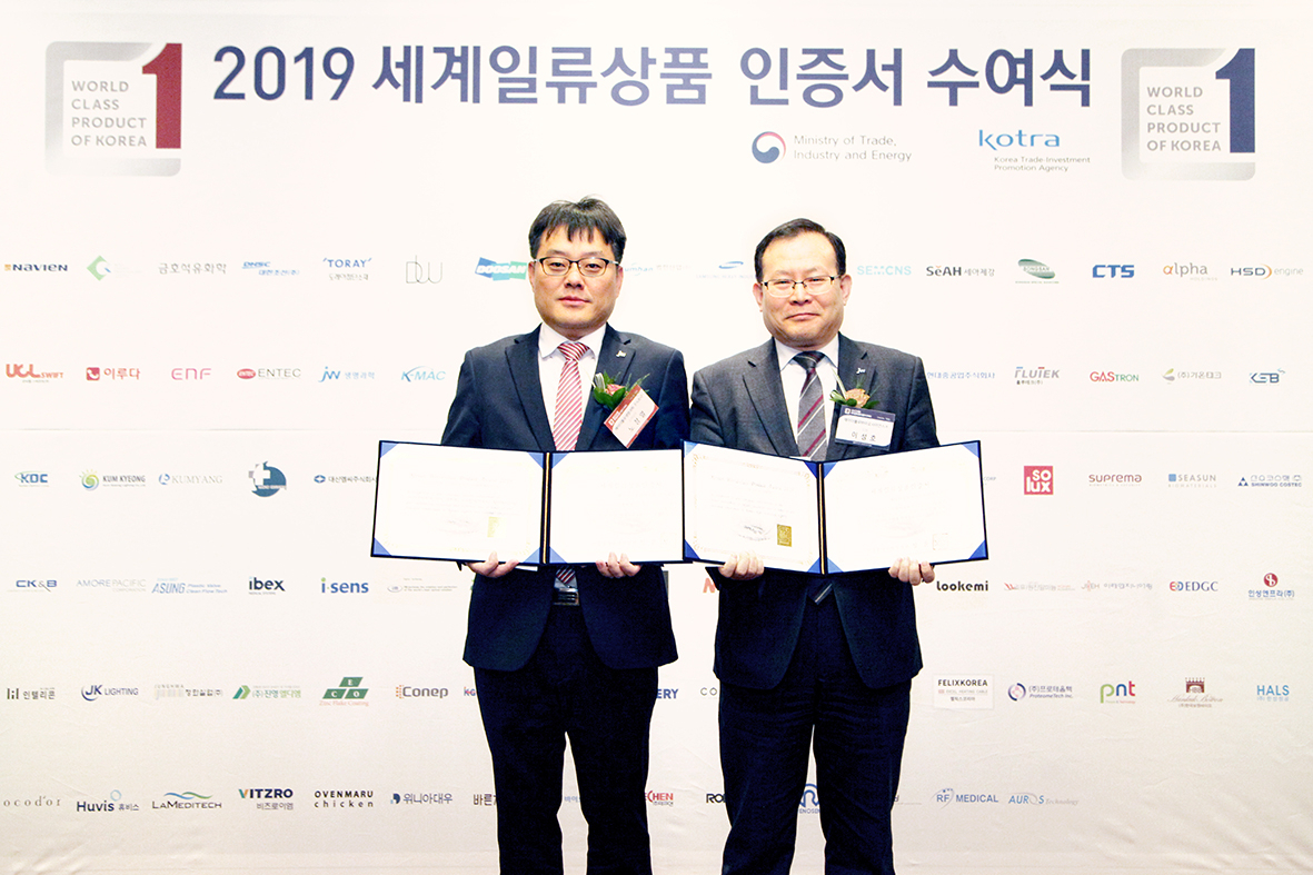 21일 롯데호텔 서울 사파이어볼룸에서 열린 ‘2019 세계일류상품 인증서 수여식’에서 노정열 JW생명과학 HP연구센터장(왼쪽)과 이성호 JW바이오사이언스 진단시약기술생산부장이 인증서와 함께 기념 촬영을 하고 있다.