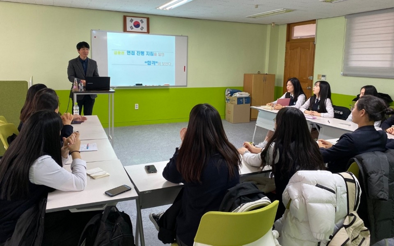 JT저축은행은 지난 21일 1사1교 금융교육 자매결연을 맺은 분당경영고등학교에서 ‘금융권 면접매뉴얼 대방출’을 주제로 특강을 진행했다[JT저축은행 제공]