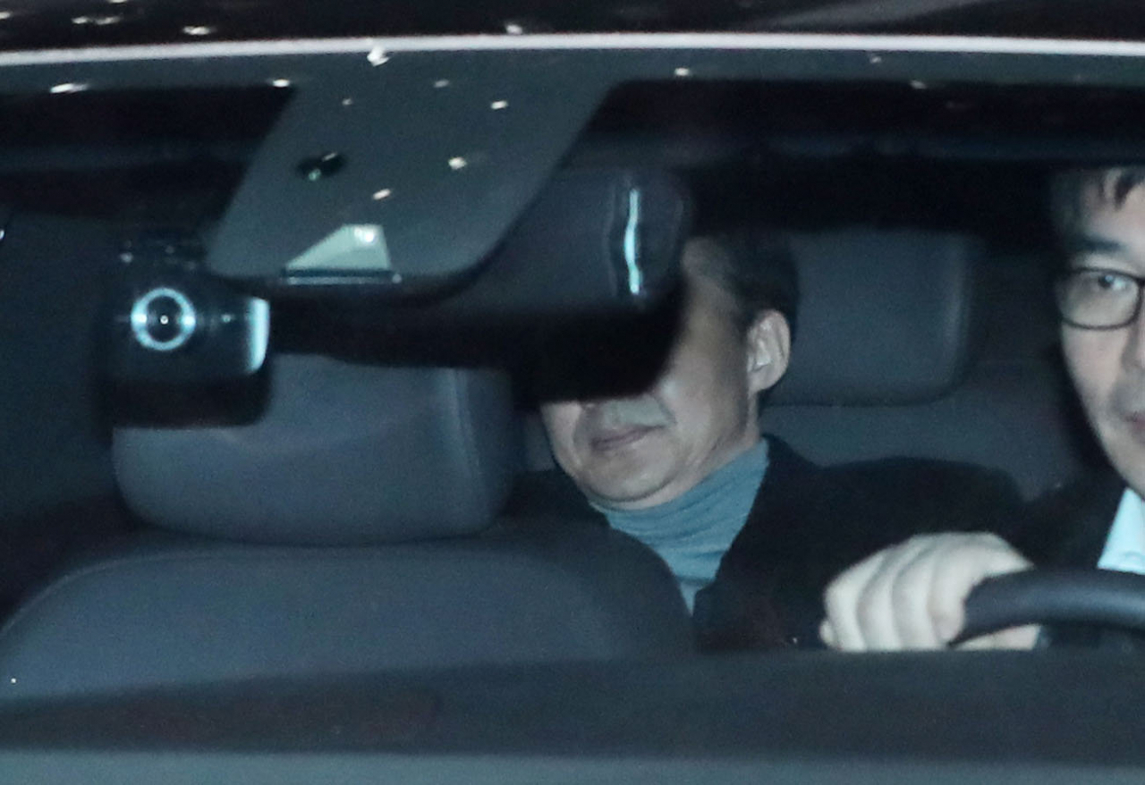 조국 전 법무부 장관이 21일 오후 서울 중앙지검에서 소환 조사를 마친 뒤 차량을 타고 밖으로 나서고 있다. 연합뉴스