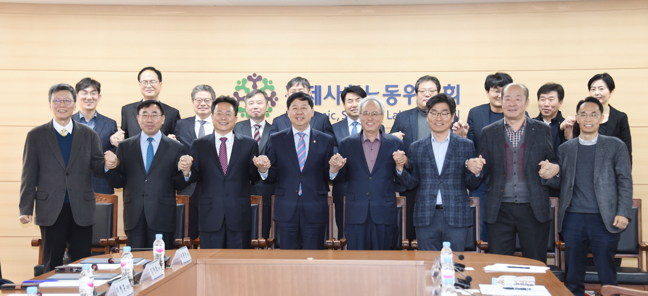 22일 광화문 경제사회노동위원회에서 열린 '경제사회노동위원회-공공기관위원회' 출범식에 참석한 이병훈 공공기간위 위원장(첫번째 줄 왼쪽 첫번째), 구윤철 기재2차관(왼쪽 네번째), 문성현 경사노위 위원장(왼쪽 다섯번째). 이병훈 위원장은 이 자리서 "공공기관이 국민에게 양질의 서비스를 제공하고 경제·사회 발전의 촉매제 역할을 하도록 함께 노력하자"고 당부했다. [기획재정부 제공]