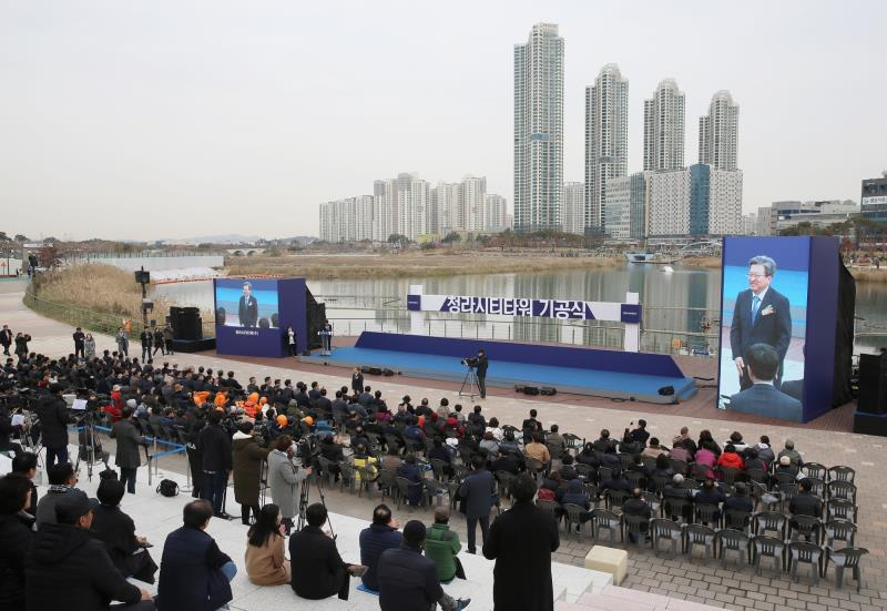 인천경제자유구역청은 지난 21일 청라호수공원 음악분수 야외무대에서 청라시티타워 건설을 위한 기공식을 개최했다.