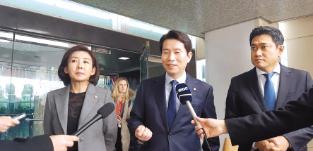 나경원 자유한국당, 이인영 더불어민주당, 오신환 바른미래당 원내대표가 21일(현지시간) 워싱턴DC 국무부 청사에서 스티븐 비건 국무부 부장관 지명자와 면담한 뒤 특파원들과 문답하고 있다. [연합]