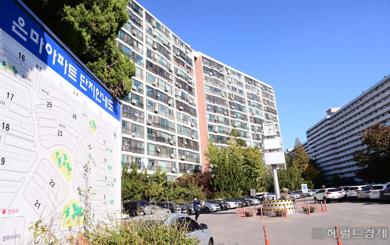 지난 8일 분양가 상한제 적용지역 시행이 2주가 지났지만 서울 강남아파트의 상승세는 멈추지 않고 있다. 사진은 서울 강남구 은마아파트 단지. 이상섭 기자/babtong@heraldcorp.com