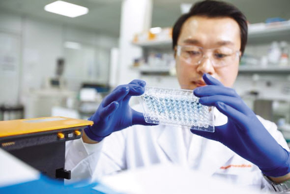 경기도 판교 SK바이오팜 생명과학연구원에서 연구원들이 중추신경계 신약개발을 위한 연구를 진행하고 있다. [SK바이오팜 제공]