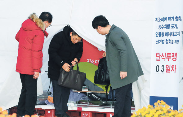 지소미아 파기철회, 공수처법 포기 등을 요구하며 단식농성 3일째인 황교안 자유한국당 대표가 22일 오전 청와대 분수대 광장으로 향하기 위해 여의도 국회 앞 천막 단식장을 나서고 있다. [연합]