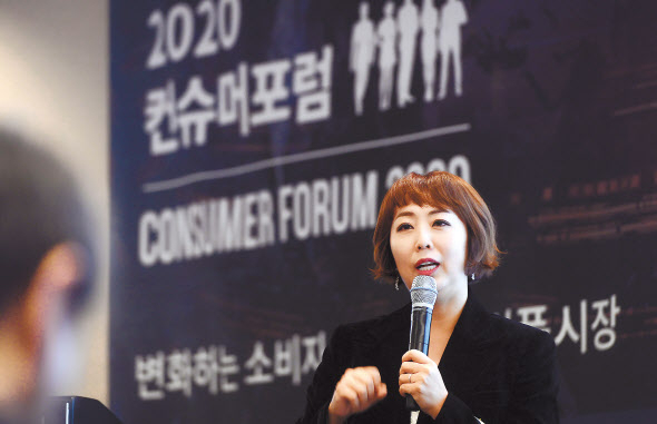 지난 21일 서울 밀레니엄 힐튼호텔에서 ‘헤럴드경제 2020 컨슈머포럼’이 열린 가운데 청중들이 식품 시장 변화를 분석하는 발제에 귀를 기울이고 있다(왼쪽 사진). 홍신애 요리연구가가 ‘좋은 먹거리’라는 주제로 강연을 하고 있다.
