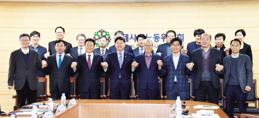 22일 광화문 경제사회노동위원회에서 열린 ‘경제사회노동위원회-공공기관위원회’ 출범식에 참석한 이병훈 공공기간위 위원장(앞줄 맨 왼쪽), 구윤철 기재2차관(앞줄 왼쪽 네번째), 문성현 경사노위 위원장(앞줄 왼쪽 다섯번째). 이병훈 위원장은 이 자리서 “공공기관이 국민에게 양질의 서비스를 제공하고 경제·사회 발전의 촉매제 역할을 하도록 함께 노력하자”고 당부했다.  [기획재정부 제공]