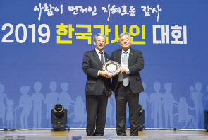 이재강 주택도시보증공사 상근감사위원(오른쪽)이 한국감사협회로부터 ‘내부감사 부문’ 최우수기관상을 수상한 후 협회 측과 기념촬영을 하고 있다. [HUG 제공]