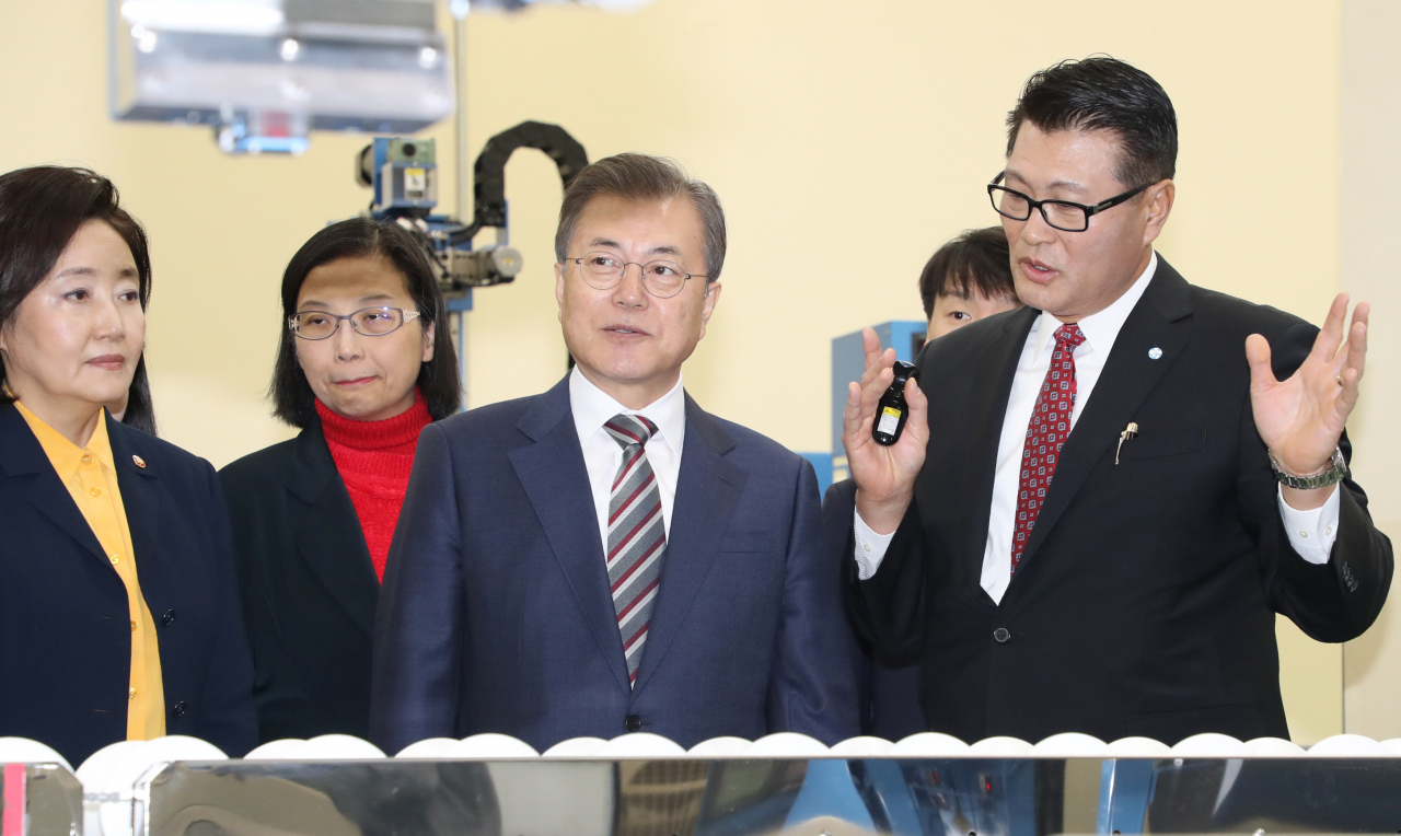 문재인 대통령이 22일 오전 천안 MEMC코리아 공장에서 300mm 웨이퍼 절삭 공정을 시찰하고 있다. 왼쪽부터 박영선 중소벤처기업부 장관, 문 대통령, 조찬래 MEMC코리아 사장. [연합]