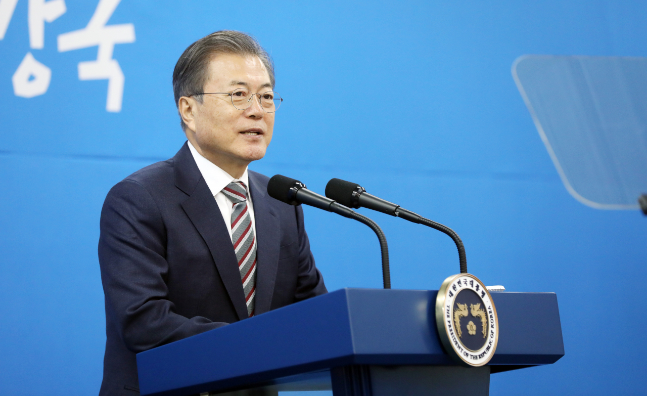 문재인 대통령이 지난 22일 오전 천안 MEMC코리아 제2공장 준공식에서 인사말을 하고 있다. [연합]