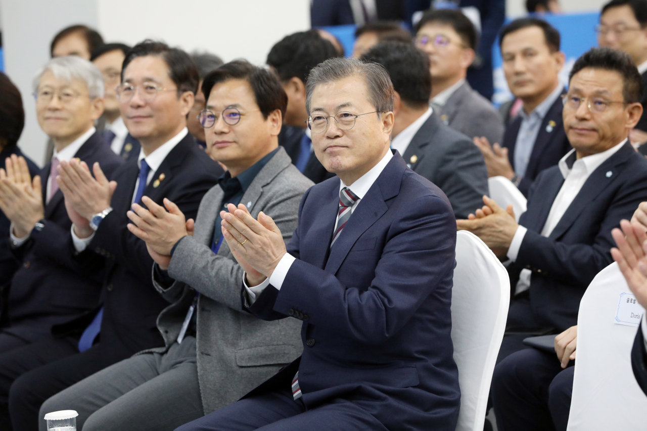 문재인 대통령이 22일 오전 천안 MEMC코리아 제2공장 준공식에서 도리스 슈 글로벌 웨이퍼스 회장 환영사에 손뼉을 치고 있다. [연합]