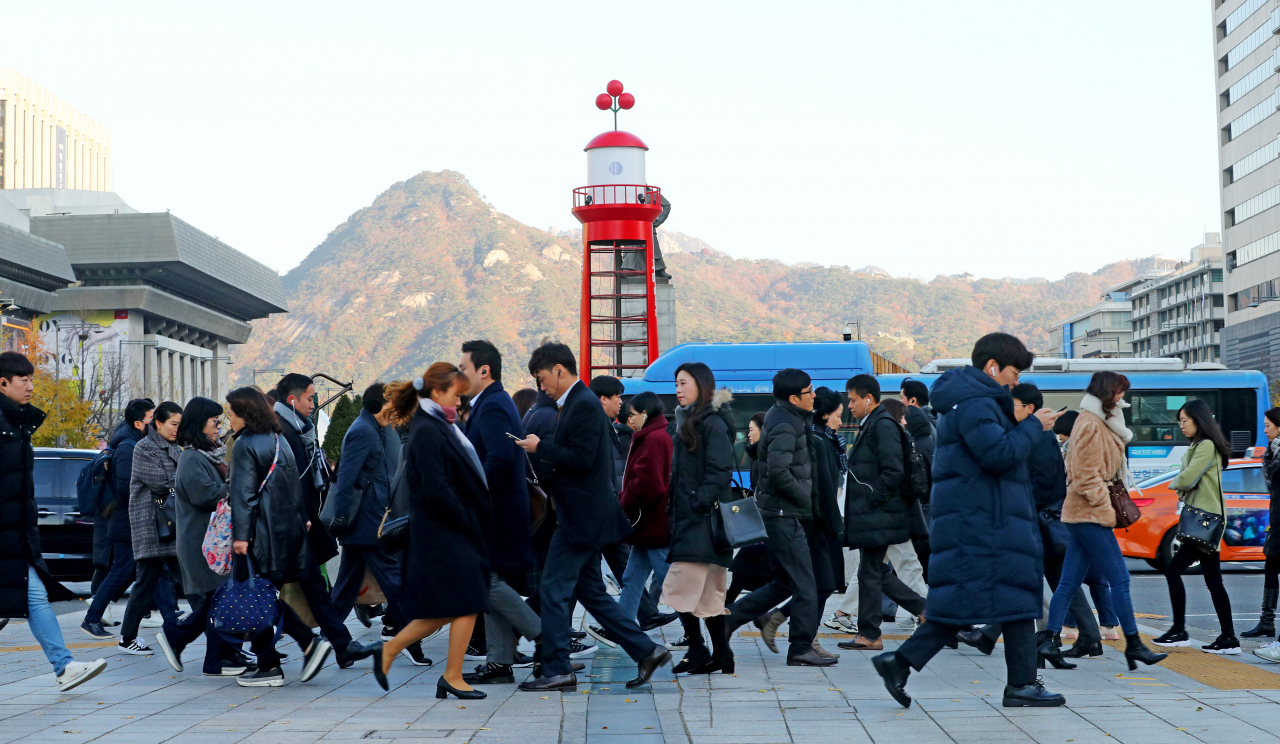 중부지방에 한파주의보가 내려진 19일 오전 서울 광화문광장에서 시민들이 두꺼운 외투를 입은 채 걸어가고 있다. 연합뉴스