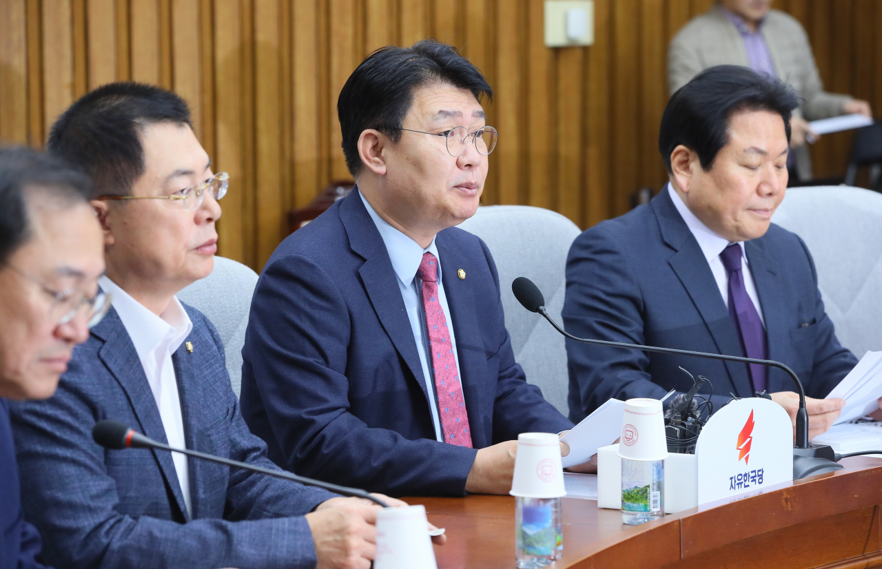 자유한국당 정용기 정책위의장(오른쪽 두번째)이 22일 국회에서 열린 원내대책회의에서 발언하고 있다. [연합]