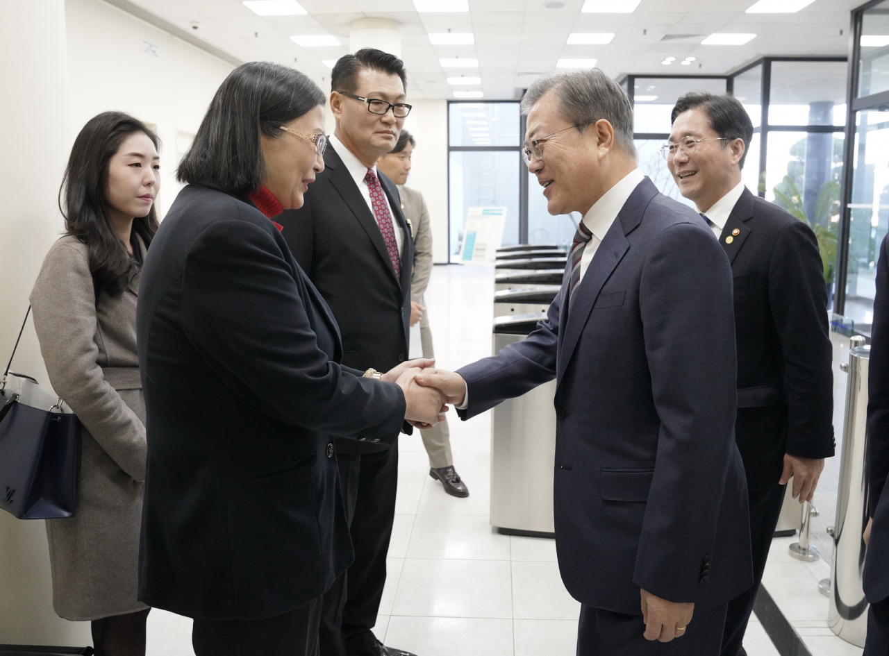 문재인 대통령이 22일 오전 천안 MEMC코리아에서 도리스 슈 글로벌 웨이퍼스 회장과 인사하고 있다. 가운데는 조찬래 MEMC코리아 사장. ［연합］