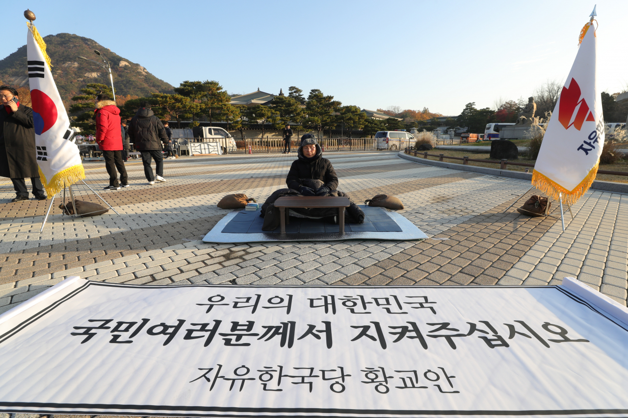 자유한국당 황교안 대표가 22일 오전 청와대 분수대 광장에서 3일째 단식을 하고 있다. [연합]