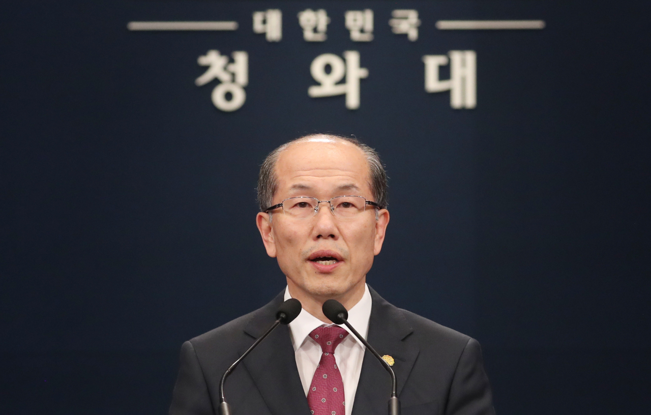김유근 국가안보실 1차장이 22일 오후 청와대에서 한일 군사정보보호협정(GSOMIA·지소미아) 관련 브리핑을 하고 있다. [연합]