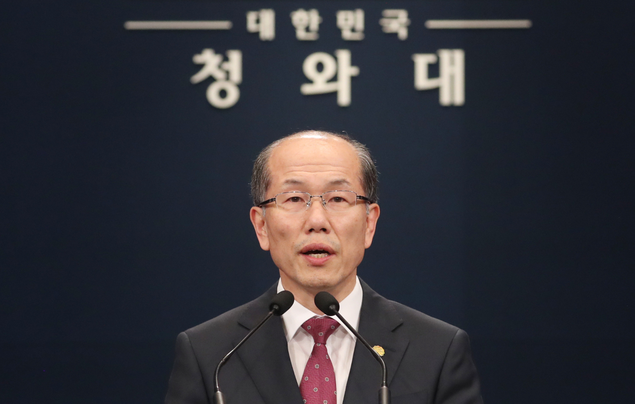 Kim You-geun, deputy director of the national security office, announces Seoul's decision on the military information sharing agreement with Japan in Seoul on Friday. Yonhap