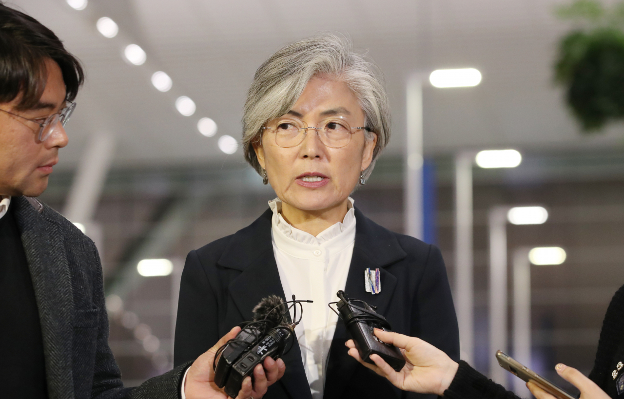 강경화 외교부 장관이 22일 오후 인천국제공항을 통해 일본으로 출국하며 취재진의 질문에 답하고 있다. [연합]