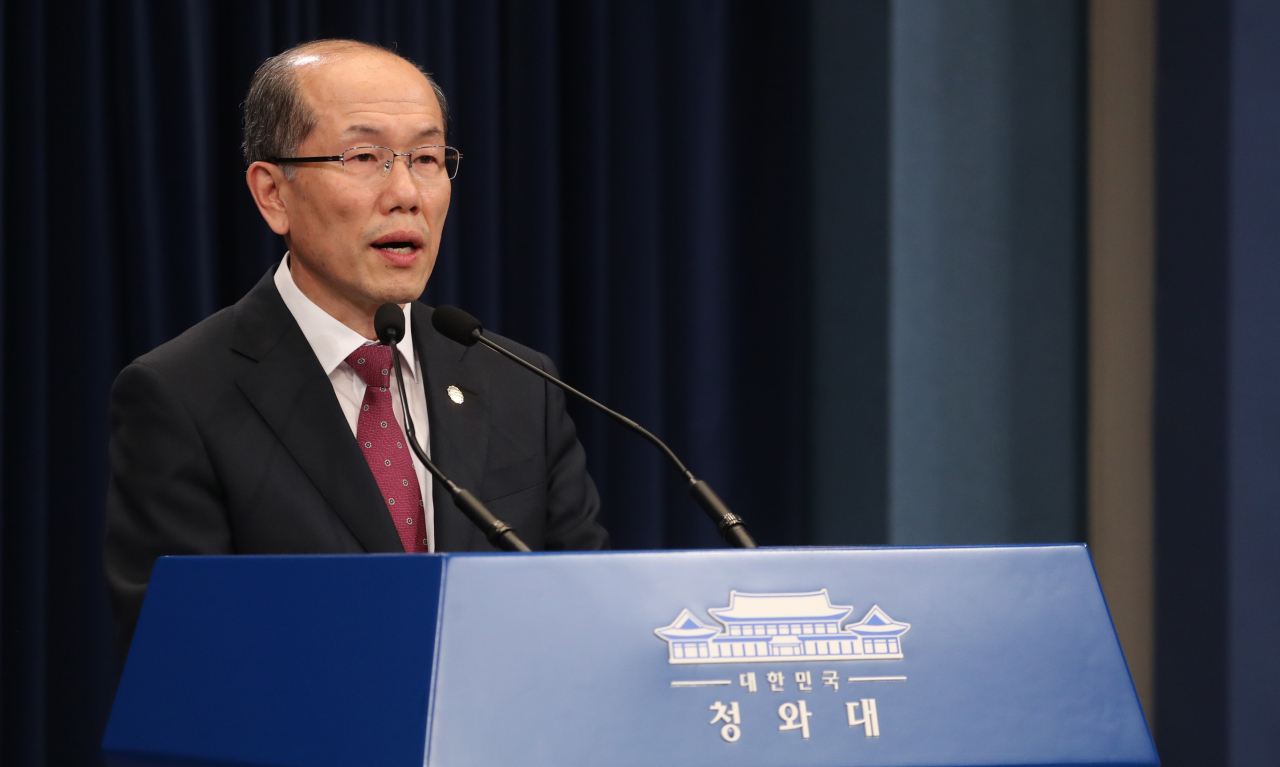 김유근 국가안보실 1차장이 22일 오후 청와대에서 지소미아 관련 브리핑을 하고 있다. [연합]