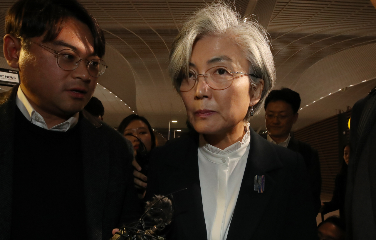 강경화 외교부 장관이 22일 오후 인천국제공항을 통해 일본으로 출국하며 취재진의 질문에 답하고 있다. [연합]