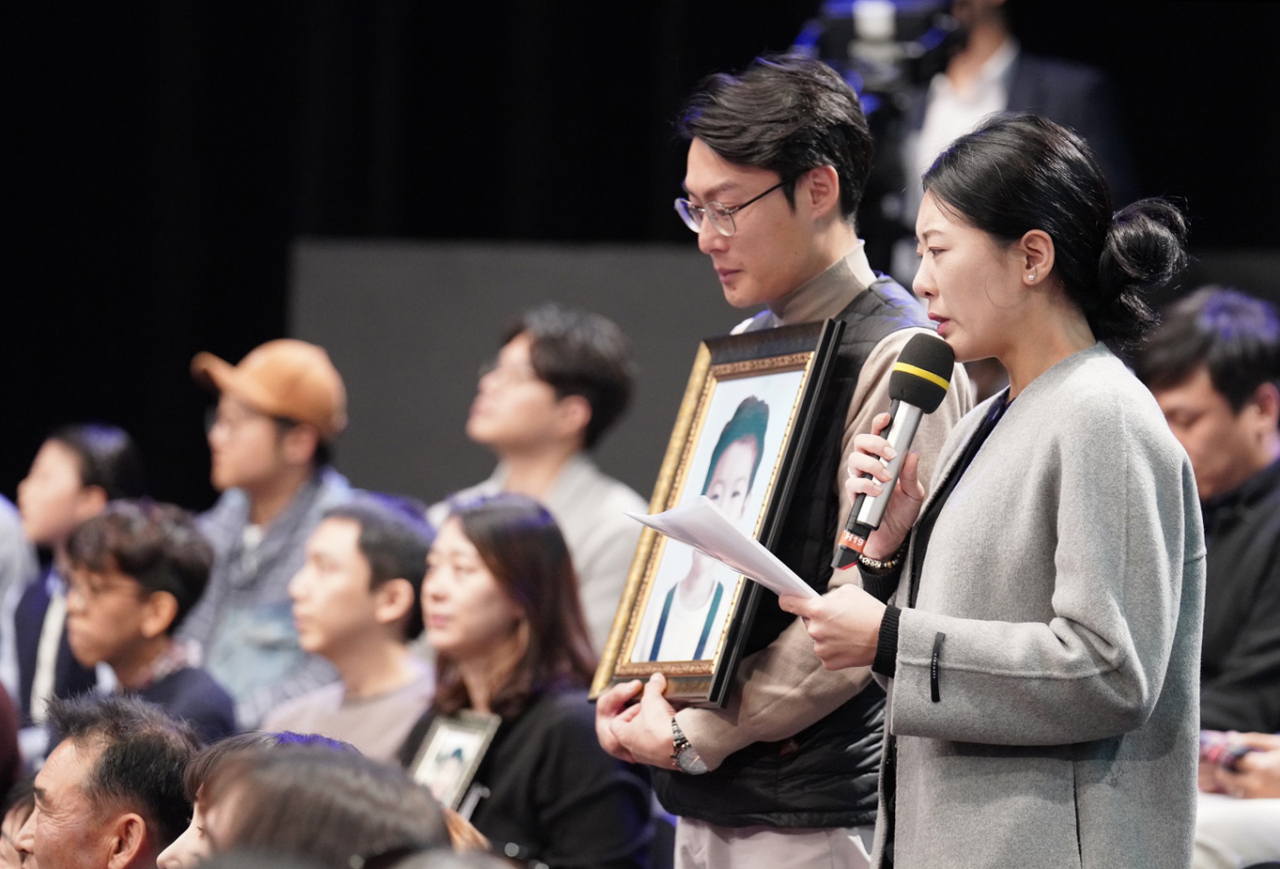 19일 오후 서울 상암동 MBC에서 열린 '국민이 묻는다, 2019 국민과의 대화'에서 고(故) 김민식 군의 부모가 문재인 대통령에게 질문하고 있다. 김 군은 지난 9월 충남 아산의 한 어린이보호구역에서 횡단보도를 건너던 중 교통사고를 당해 숨졌다. 국회는 어린이보호구역에 과속 단속 장비 설치 등을 의무화하는 '민식이법'을 발의했다. 연합뉴스
