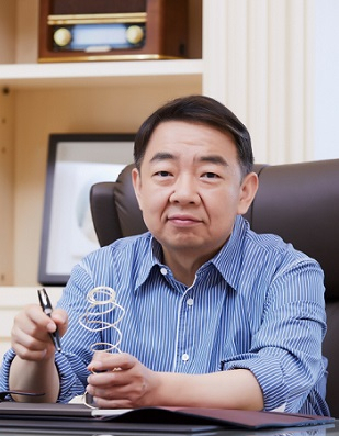 에이스침대 안성호 대표가 자체 기술로 개발한 ‘하이브리드Z 스프링’에 대래 소개하고 있다. [에이스침대 제공]