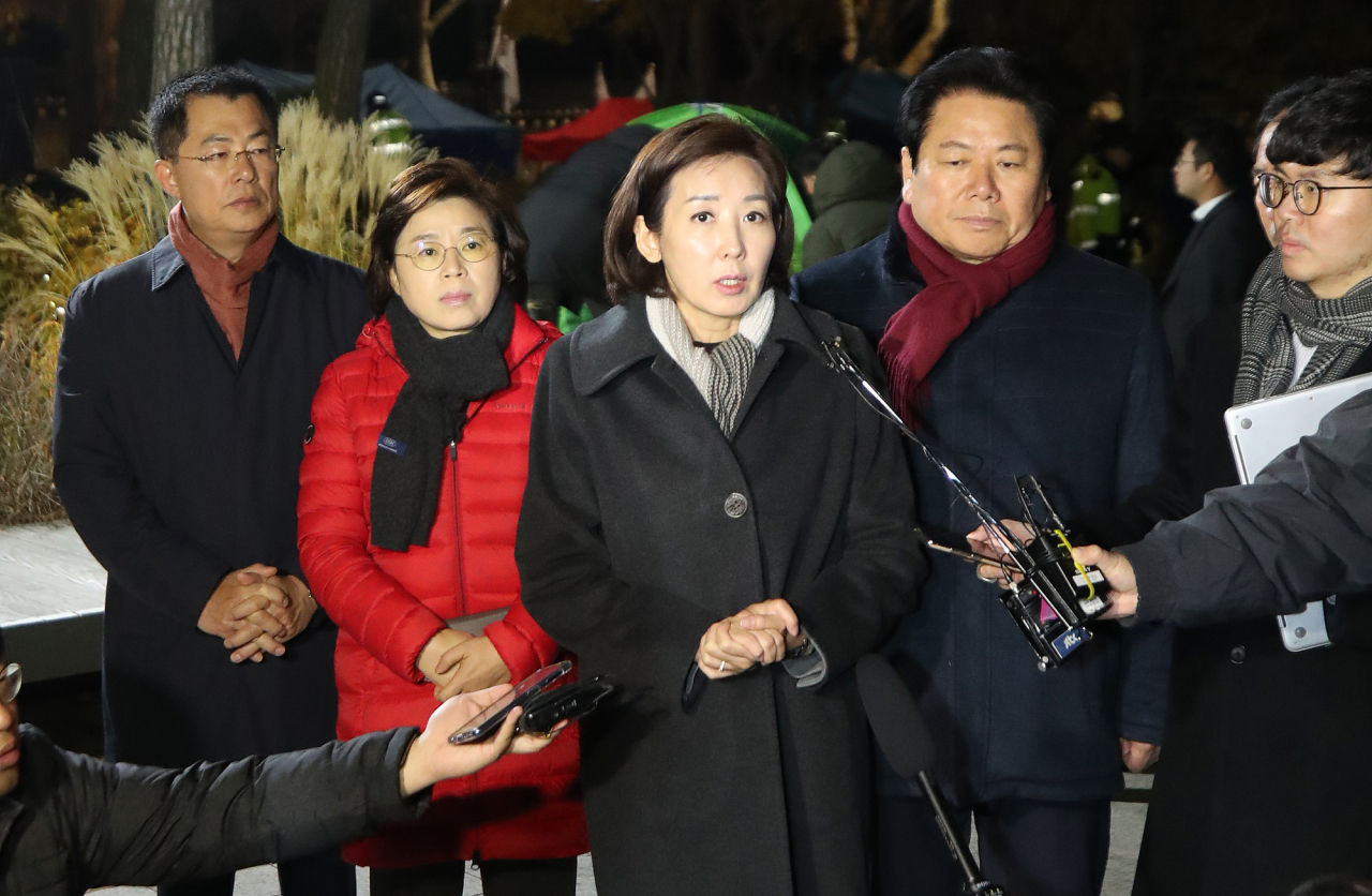 나경원 자유한국당 원내대표가 23일 오전 미국에서 돌아온 뒤 청와대 앞 분수대 광장에서 단식투쟁을 하는 황교안 대표와 대화한 뒤 기자들의 질문에 답하고 있다. [연합뉴스]