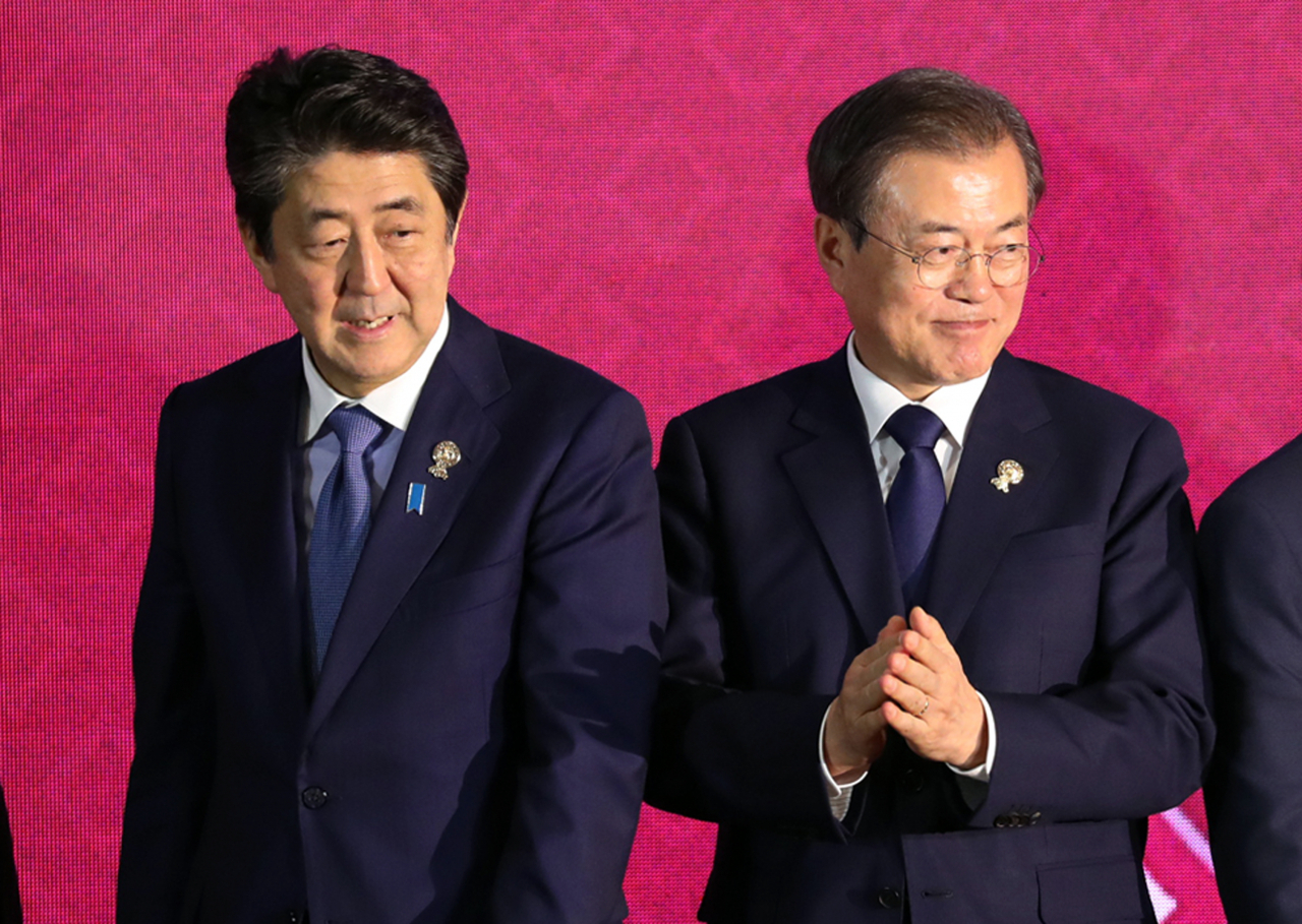 지난 4일 방콕 임팩트 포럼에서 열린 역내포괄적경제동반자협정(RCEP)에서 기념촬영을 하고 있는 아베 신조 일본 총리(왼쪽부터)와 문재인 대통령 [연합뉴스]