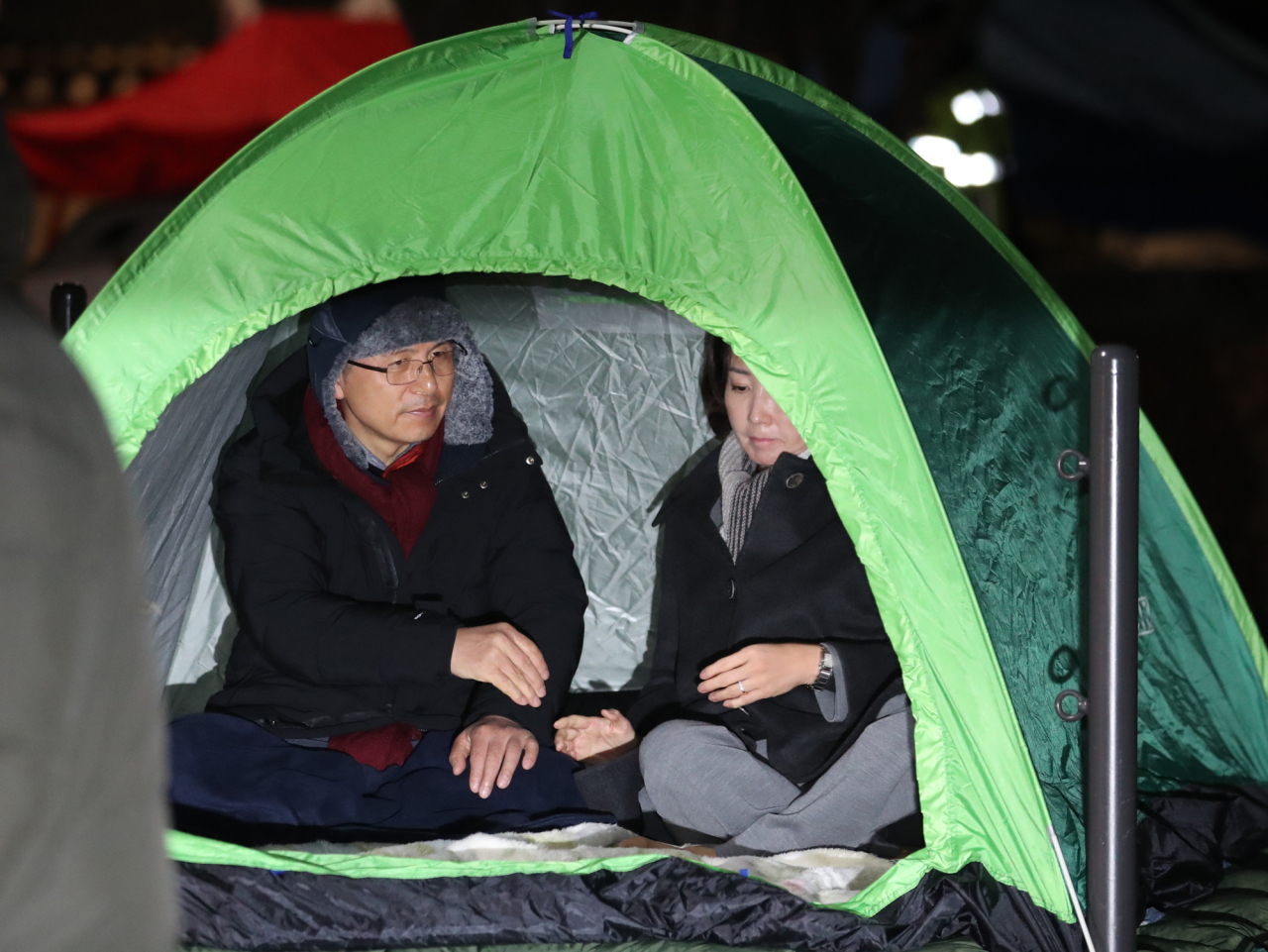 23일 청와대 앞 분수대 광장에서 단식투쟁을 벌이고 있는 황교안 자유한국당 대표와 귀국 후 텐트를 찾은 나경원 원내대표가 대화를 나누고 있다 [연합뉴스]