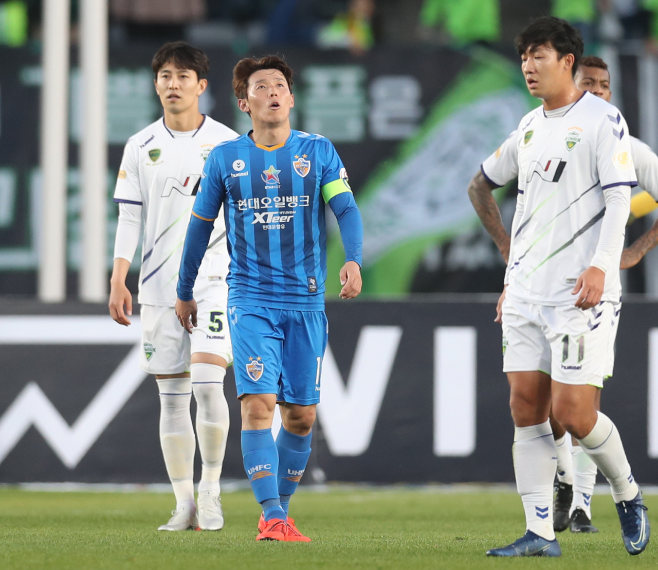 23일 울산종합운동장에서 열린 2019 K리그1 울산 현대와 전북 현대의 경기가 1-1 무승부로 끝난 후 울산 김보경이 심호흡하고 있다. [연합]