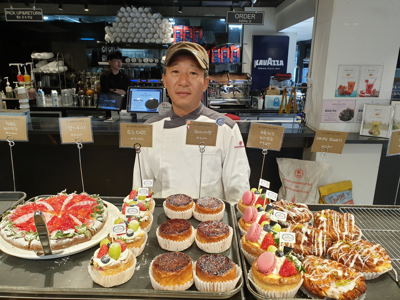 카페 오로라의 정현채 파티셰리는 33년 경력으로 60여가지 빵을 내놓고 있다.