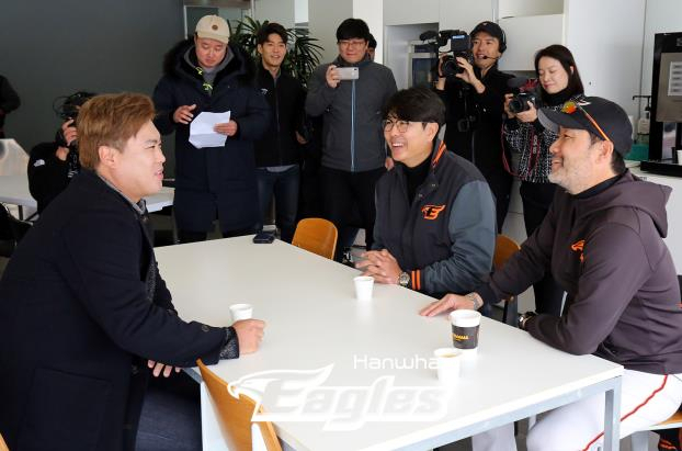 류현진(사진 왼쪽) 선수가 지난19일 친정팀 한화 이글스 선수단이 마무리 훈련을 하는 충청남도 서산 한화 2군 구장을 방문해 정민철 한화 단장(가운데), 한용덕 감독과 대화하고 있다. [한화 이글스 제공, 연합]
