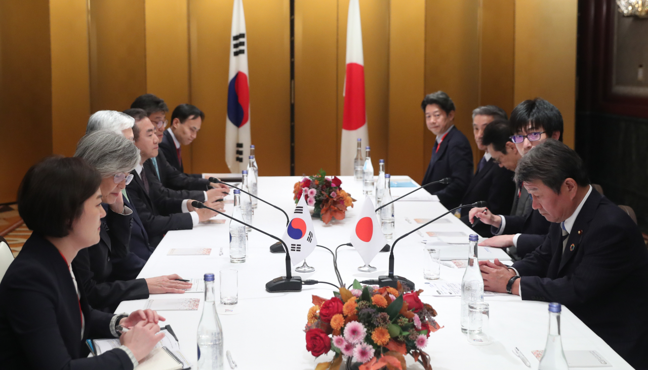 주요 20개국(G20) 외교장관회의에 참석한 강경화 외교부 장관이 23일 일본 나고야관광호텔에서 모테기 도시미쓰 일본 외무상과 회담하고 있다. 이날 회담에서 강 장관은 한일군사정보보호협정 협정 종료 ‘조건부 연기’와 관련한 한국 정부 입장을 설명하고 수출규제 해소 방안 등을 논의했다. [연합]