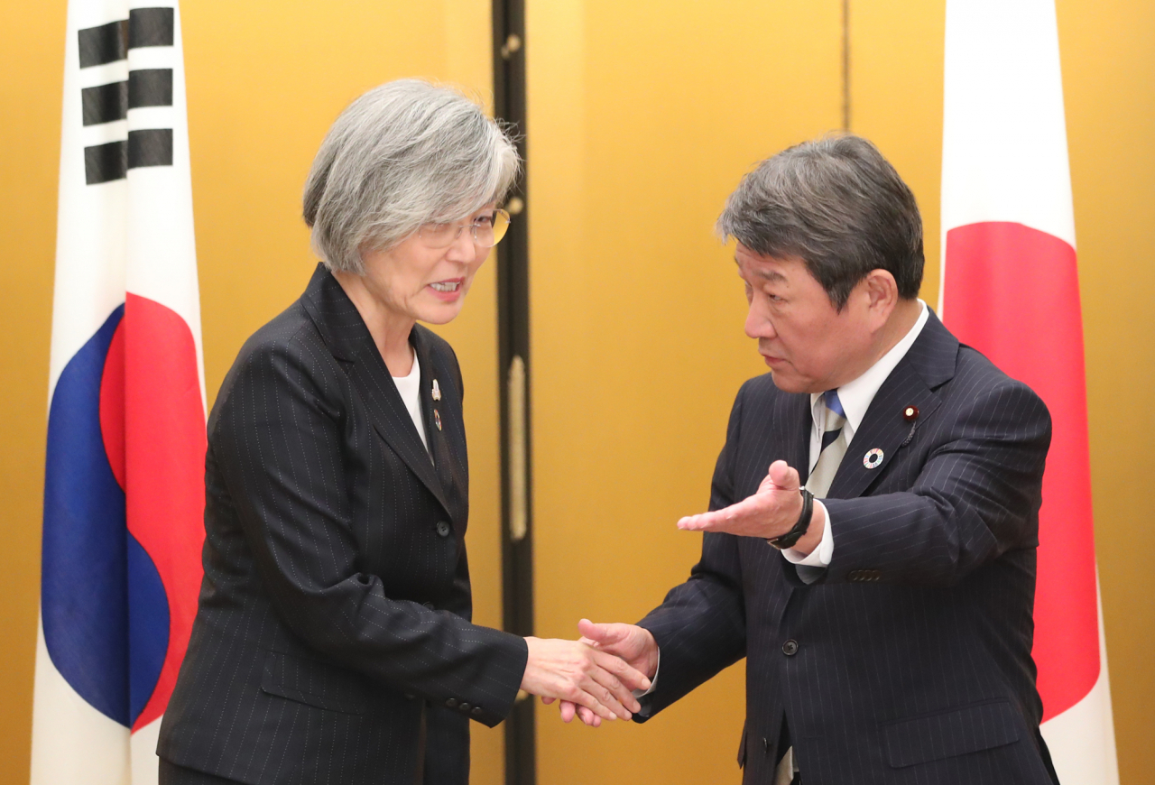 주요 20개국(G20) 외교장관회의에 참석한 강경화 외교부 장관이 23일 일본 나고야관광호텔에서 열린 한일외교장관 회담에서 모테기 도시미쓰 일본 외무상과 악수하고 있다. 이날 회담에서 강 장관은 한일군사정보보호협정 협정 종료 ‘조건부 연기’와 관련한 한국 정부 입장을 설명하고 수출규제 해소 방안 등을 논의했다. [연합]