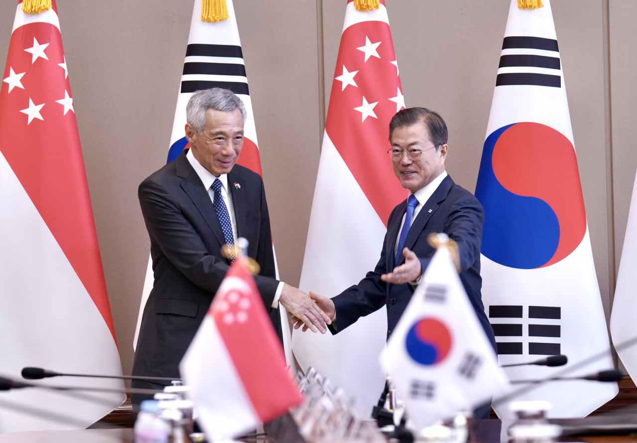 문재인 대통령이 23일 오전 청와대에서 리셴룽(李顯龍) 싱가포르 총리와 정상회담에 앞서 악수하고 있다. 리셴룽 총리는 오는 25&sim;27일 부산에서 열리는 한·아세안 특별정상회의와 제1차 한·메콩 정상회의 참석차 공식방한했다. [연합]