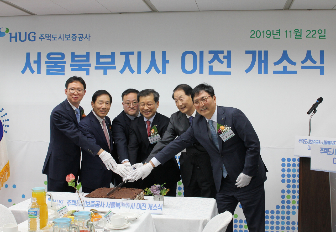 서울북부지사 이전 개소식에서 이재광 HUG 사장(오른쪽 3번째)과 양호윤 전국금융산업노동조합HUG지부 위원장(왼쪽 3번째) 등 참석자들이 떡케익 커팅을 하고 있다. [HUG 제공]
