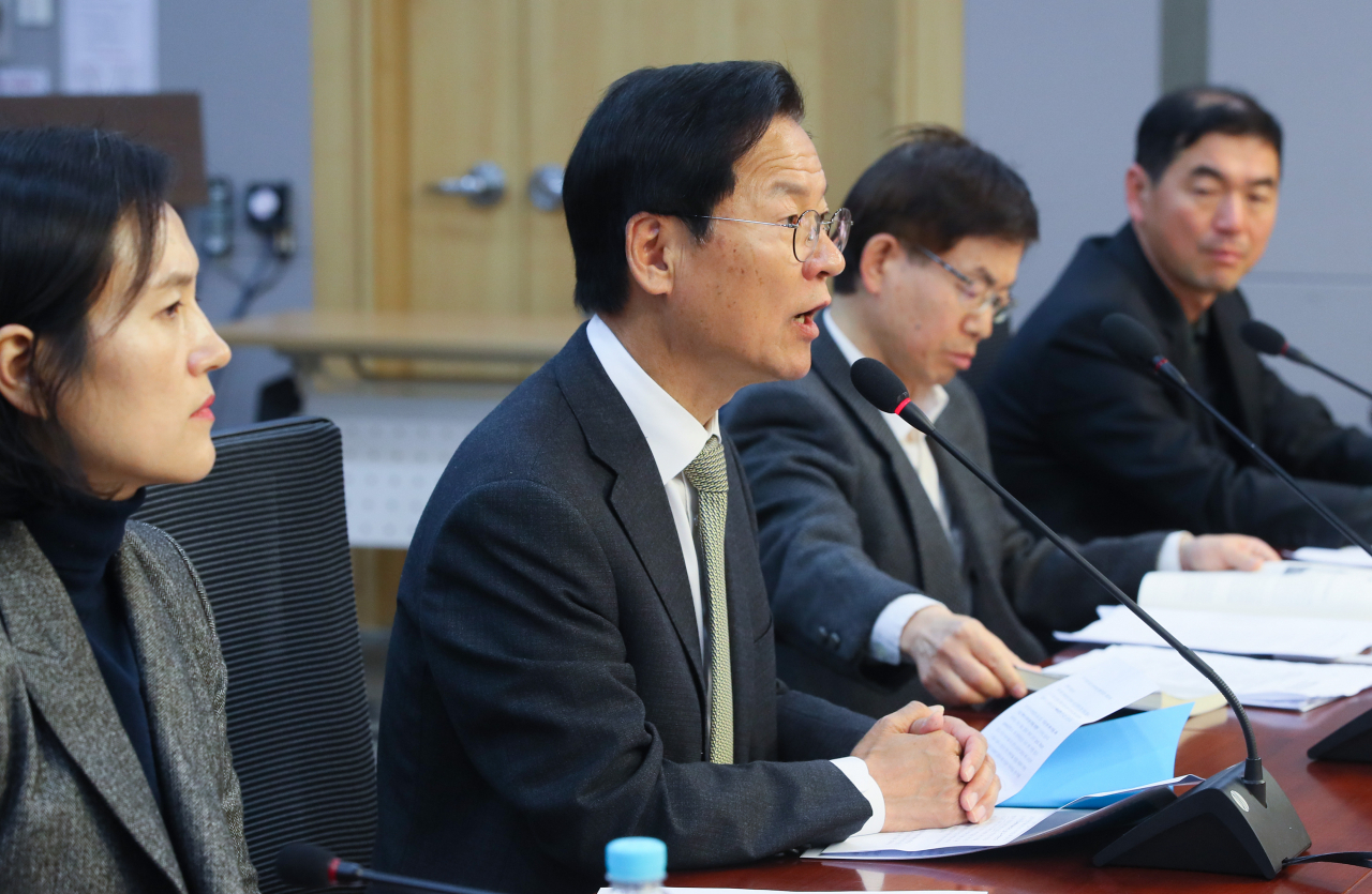 20일 국회 의원회관에서 천정배, 송영길, 김종대, 김종훈 의원 공동주최로 열린 '제11차 한미 방위비분담 특별협정 대응 방안 토론회, 방위비분담 6조원 요구? 특별협정 이대로 관찮은가?'에서 천정배 의원이 발언하고 있다. 연합뉴스