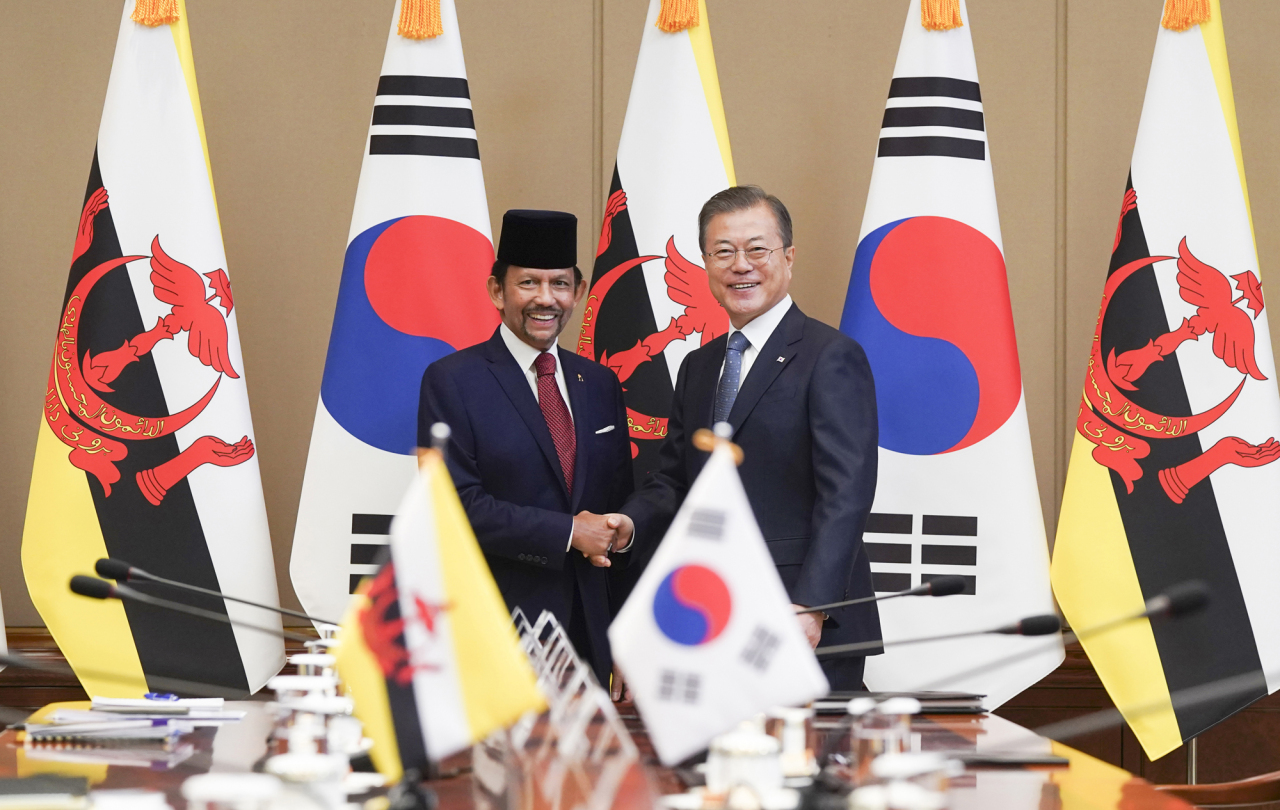 President Moon Jae-in and Sultan Hassanal Bolkiah shake hands at the presidential office on Sunday. Yonhap