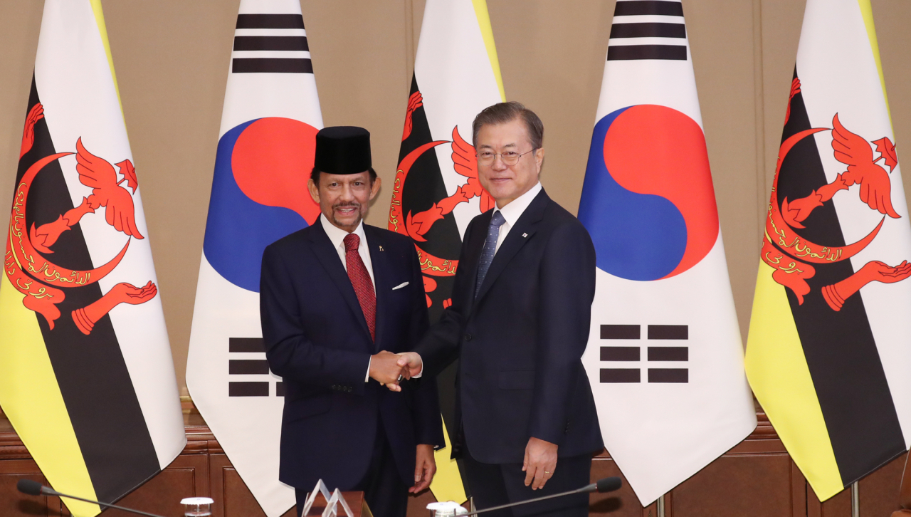 문재인 대통령이 24일 오전 청와대에서 하사날 볼키아 브루나이 국왕과 정상회담에 앞서 악수하고 있다. 하사날 볼키아 브루나이 국왕은 오는 25∼27일 부산에서 열리는 한·아세안 특별정상회의 참석차 국빈방한했다. [연합]