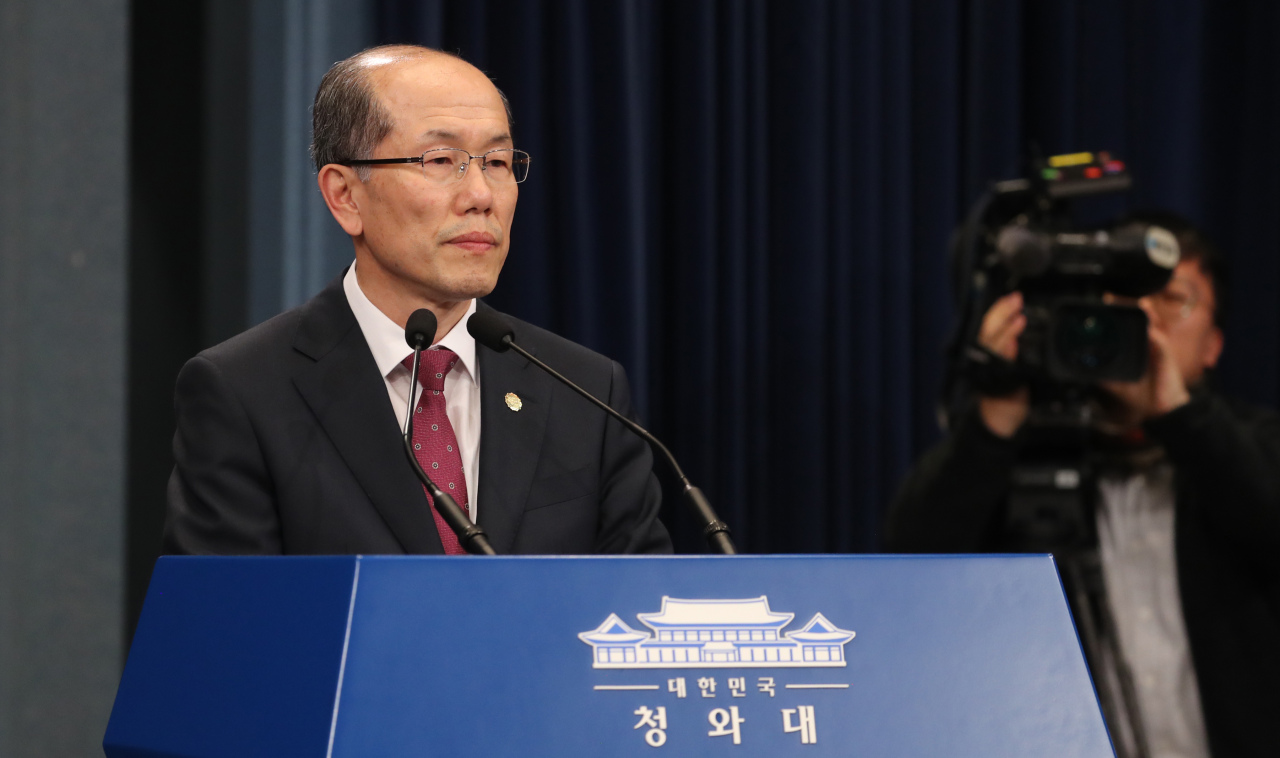 Kim You-geun, deputy director of Cheong Wa Dae's national security office, announces Seoul's decision on GSOMIA on Friday. Yonhap