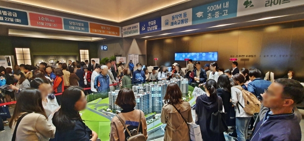 신종 코로나 바이러스 감염증이 확산되면서 인파가 많이 몰리는 견본주택이 사이버 견본주택으로 대체되는 등 부동산 시장에도 비상이 걸렸다. [헤럴드DB]