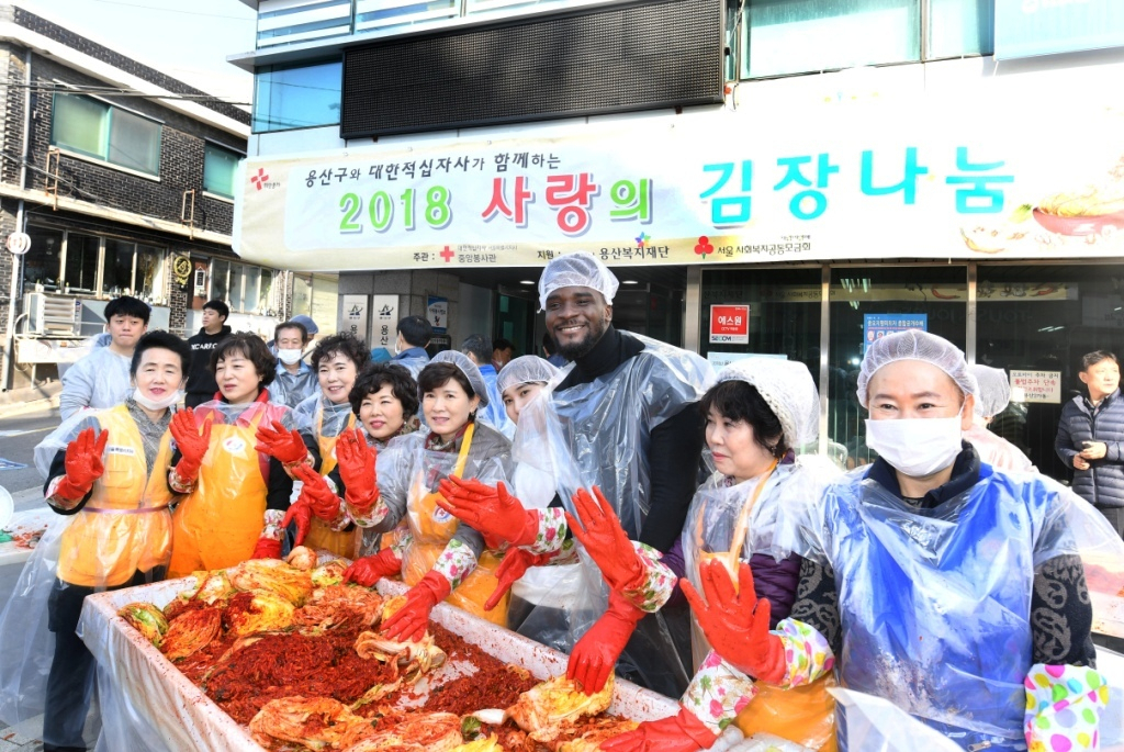 지난해 11월 용산2가동주민센터 앞에서 진행된 사랑의 김장나눔 행사 모습. [용산구 제공]