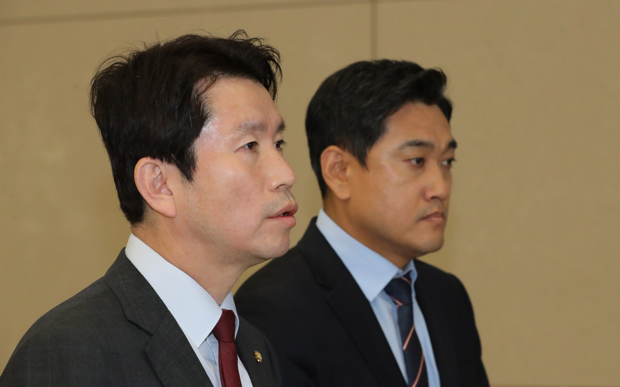 한미 방위비 분담금 협상과 관련한 한국 국회의 입장을 미국에 전달하기 위해 미국을 방문했던 더불어민주당 이인영 원내대표(왼쪽)와 바른미래당 오신환 원내대표가 24일 오후 인천공항을 통해 귀국, 방미 성과에 대한 기자들의 질문에 답하고 있다. [연합]