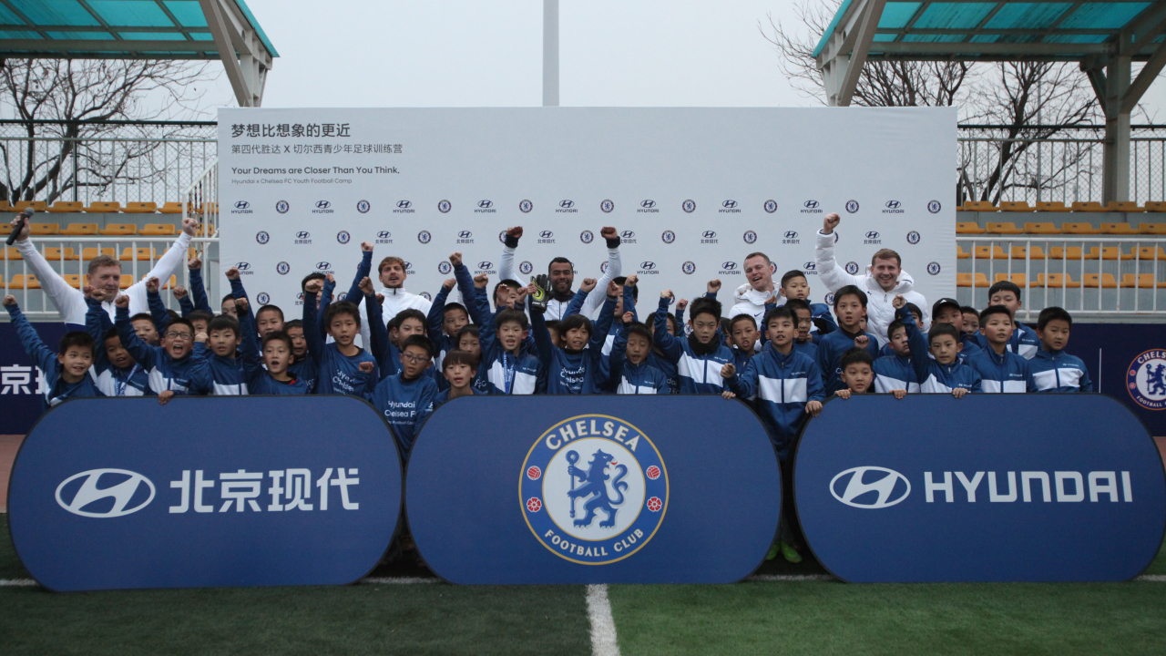 중국 북경에 있는 북경현대 R&D센터에서 진행된 ‘현대자동차 X 첼시 FC 유소년 축구 캠프’에서 첼시 FC 레전드 애슐리 콜(Ashley Cole·가운데) 선수와 첼시 아카데미 코치진이 축구 캠프에 참가한 아이들과 기념 촬영을 하고 있다. [현대차 제공]