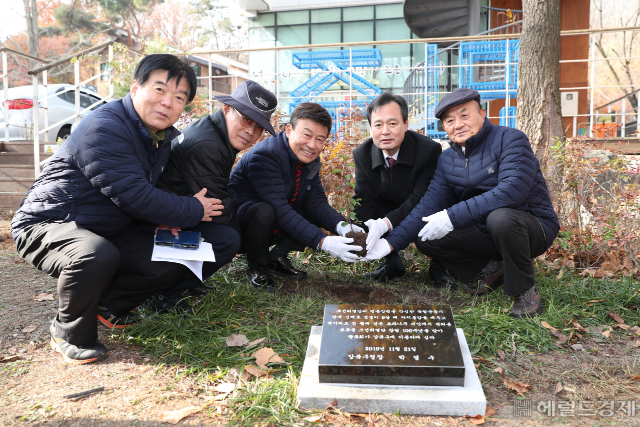강북구 근현대사기념관 마당에서 박겸수 구청장(오른쪽 두번째), 김원웅 광복회장(오른쪽 세번째)을 비롯 관계자들이 신채호 모과나무를 심고 있다.[강북구]