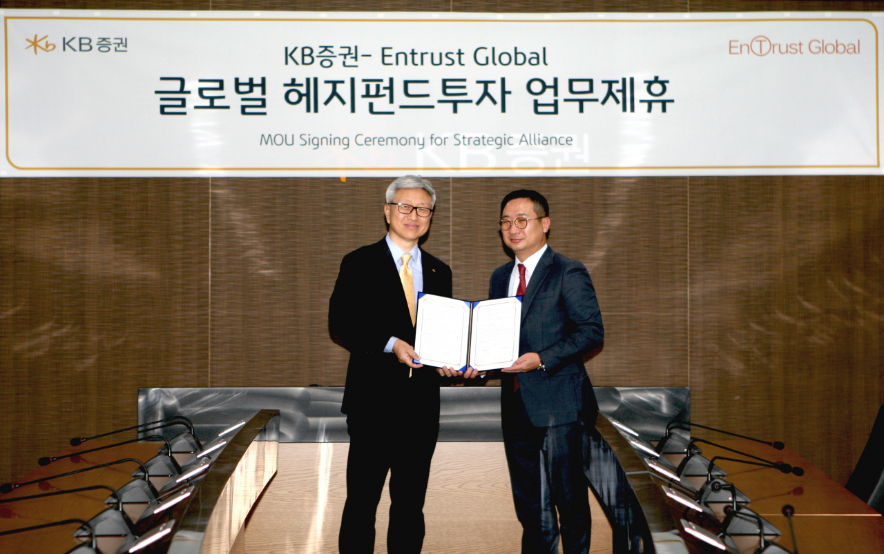 지난 22일 서울 여의도 KB증권 본사에서 열린 KB증권과 EnTrust Global(엔트러스트글로벌) MOU 체결식에서 KB증권 이형일 총괄본부장(왼쪽)과 EnTrust Global 조영로 전무가 사진촬영을 하고 있다. [KB증권 제공]