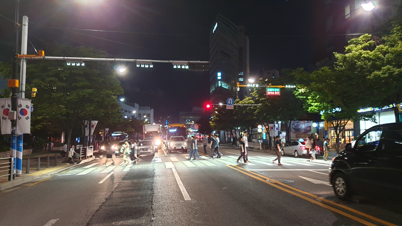 스마트횡단보도 시범운영 중인 성동구청 앞 전경 모습. [성동구 제공]