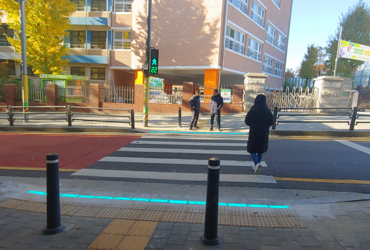 여의도초등학교 후문에 설치된 LED 바닥 신호등. [영등포구 제공]