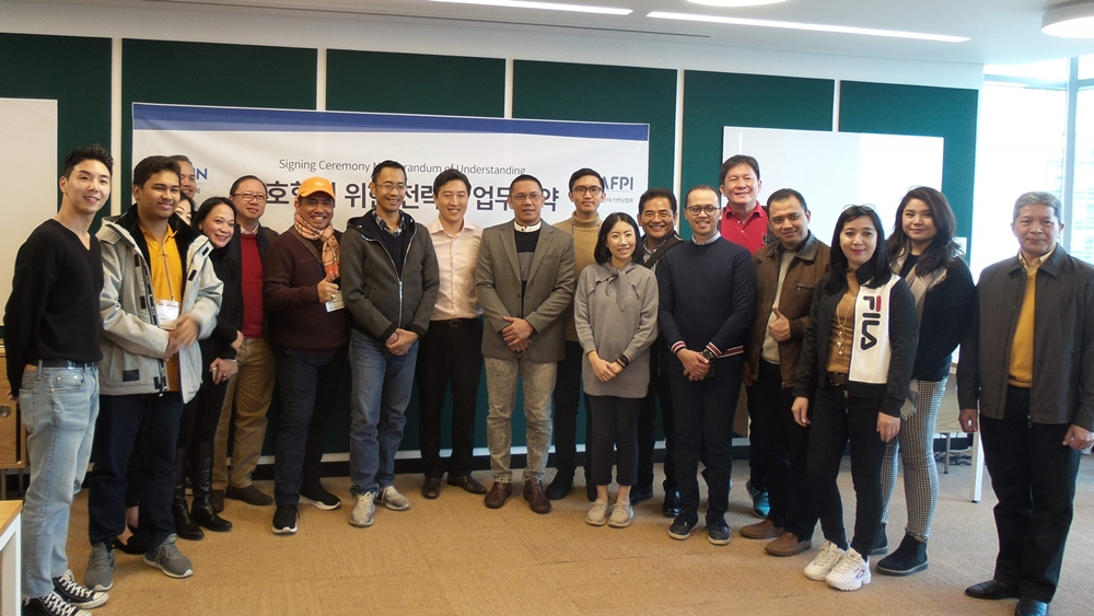 지난 22일 한국핀테크산업협회와 인도네시아핀테크금융협회가 업무협약을 맺은 뒤 참석자들이 기념사진을 찍고 있다. [한국핀테크산업협회 제공]